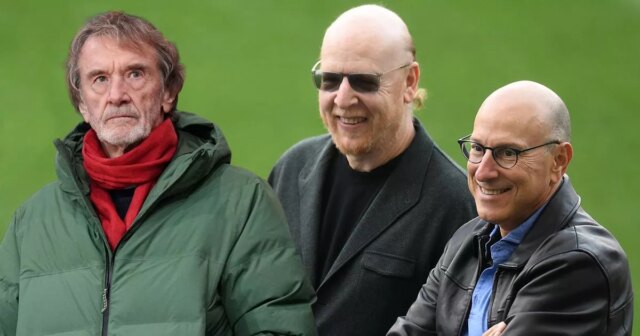 Voda tečúca zo strechy na Old Trafford