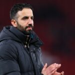 Hlavný tréner Manchestru United Ruben Amorim tlieska fanúšikom po zápase Premier League proti Bournemouthu