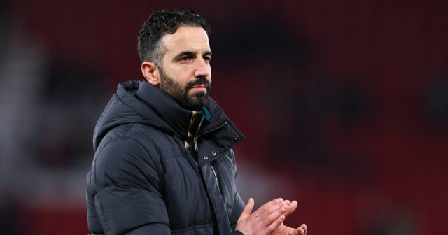 Man Utd by v januári mohol dostať 24 ponúk na Hlavný tréner Manchestru United Ruben Amorim tlieska fanúšikom po zápase Premier League proti Bournemouthu