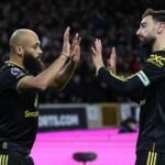 Kamerunský stredopoliar Manchestru United č. 19 Bryan Mbeumo (L) oslavuje druhý gól tímu s portugalským stredopoliarom Manchestru United č. 08 Brunom Fernandesom počas futbalového zápasu anglickej Premier League medzi Wolverhampton Wanderers a Manchestrom United na štadióne Molineux vo Wolverhamptone, stredné Anglicko, 8. decembra (Pren Stapletys DarFP / 2002.) / OBMEDZENÉ NA REDAKČNÉ POUŽITIE. Nepoužívať s nepovolenými audio, video, dátami, súpiskami zápasov, klubovými/ligovými logami alebo „živými“ službami. Online použitie v zápase je obmedzené na 120 obrázkov. Ďalších 40 obrázkov môže byť použitých v predĺžení. Žiadna emulácia videa. Používanie sociálnych médií počas zápasu je obmedzené na 120 obrázkov. Ďalších 40 obrázkov môže byť použitých v predĺžení. Nepoužíva sa v stávkových publikáciách, hrách alebo publikáciách pre jednotlivé kluby/ligy/hráčov. /