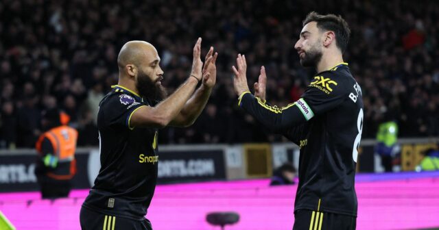 Kamerunský stredopoliar Manchestru United č. 19 Bryan Mbeumo (L) oslavuje druhý gól tímu s portugalským stredopoliarom Manchestru United č. 08 Brunom Fernandesom počas futbalového zápasu anglickej Premier League medzi Wolverhampton Wanderers a Manchestrom United na štadióne Molineux vo Wolverhamptone, stredné Anglicko, 8. decembra (Pren Stapletys DarFP / 2002.) / OBMEDZENÉ NA REDAKČNÉ POUŽITIE. Nepoužívať s nepovolenými audio, video, dátami, súpiskami zápasov, klubovými/ligovými logami alebo „živými“ službami. Online použitie v zápase je obmedzené na 120 obrázkov. Ďalších 40 obrázkov môže byť použitých v predĺžení. Žiadna emulácia videa. Používanie sociálnych médií počas zápasu je obmedzené na 120 obrázkov. Ďalších 40 obrázkov môže byť použitých v predĺžení. Nepoužíva sa v stávkových publikáciách, hrách alebo publikáciách pre jednotlivé kluby/ligy/hráčov. / 