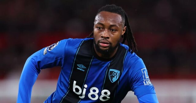 Man Utd je pripravený bojovať o prestup Antoina Semenya, keď MANCHESTER, ANGLICKO – 15. DECEMBRA: Antoine Semenyo z AFC Bournemouth strelil prvý gól svojho tímu počas zápasu Premier League medzi Manchestrom United a Bournemouthom na Old Trafford 15. decembra 2025 v anglickom Manchestri. (Foto: Carl Recine/Getty Images)