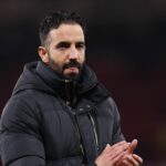 Ruben Amorim tlieska fanúšikom na konci zápasu Premier League medzi Manchestrom United a Bournemouthom na Old Trafford.