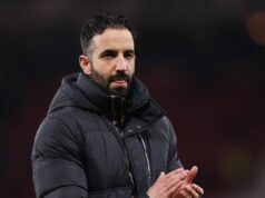 Man Utd naznačuje januárový prestupový postoj po jasnej správe Rubena Amorima Ruben Amorim tlieska fanúšikom na konci zápasu Premier League medzi Manchestrom United a Bournemouthom na Old Trafford.