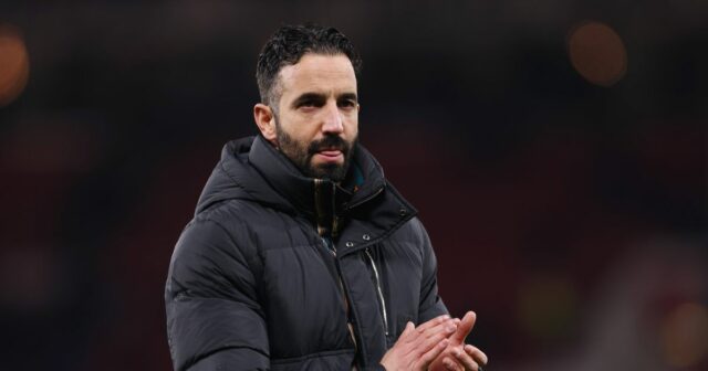 Ruben Amorim tlieska fanúšikom na konci zápasu Premier League medzi Manchestrom United a Bournemouthom na Old Trafford. 