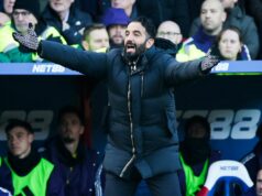 Man Utd povedal, že zásah VAR bol „chybou“ po veľkej zmene pravidiel Premier League Ruben Amorim kričí na postrannej čiare.