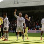 Diogo Dalot z Manchestru United oceňuje fanúšikov po zápase Premier League medzi Crystal Palace a Manchester United v Selhurst Parku 30. novembra 2025 v Londýne v Anglicku.