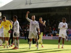 Man Utd vs West Ham: TV kanál, čas výkopu a ako sledovať súboj Premier League Diogo Dalot z Manchestru United oceňuje fanúšikov po zápase Premier League medzi Crystal Palace a Manchester United v Selhurst Parku 30. novembra 2025 v Londýne v Anglicku.