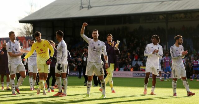 Diogo Dalot z Manchestru United oceňuje fanúšikov po zápase Premier League medzi Crystal Palace a Manchester United v Selhurst Parku 30. novembra 2025 v Londýne v Anglicku.
