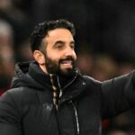 Portugalský tréner Manchestru United Ruben Amorim gestikuluje počas futbalového zápasu anglickej Premier League medzi Manchester United a West Ham United na Old Trafford v Manchestri na severozápade Anglicka: