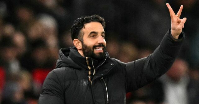 Manažér Man Utd: Ruben Amorim si zaistil podpis na 65 Portugalský tréner Manchestru United Ruben Amorim gestikuluje počas futbalového zápasu anglickej Premier League medzi Manchester United a West Ham United na Old Trafford v Manchestri na severozápade Anglicka: