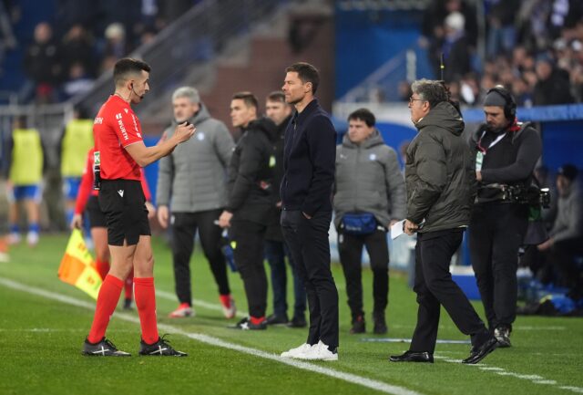 Manažér Realu Madrid Xabi reaguje na rozhodnutie bez penalt.
