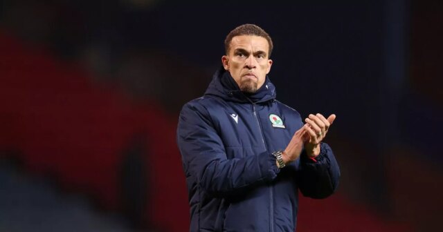 Manažér po najnovšej kontroverzii spustil úžasný útok na rozhodcov – Valerien Ismael kráča po ihrisku.