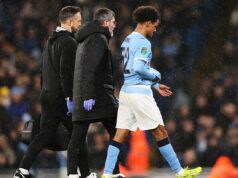 Manchester City utrpel vážne zranenie, keď hviezdny krídelník odstúpil v Carabao Cupe Oscar Bobb v akcii proti Brentfordovi (REUTERS)