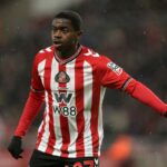 Manchester United a Chelsea súperia o získanie Noaha Sadikiho zo Sunderlandu