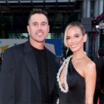 Manželka Brooksa Koepku Jena Sims pózuje na víkendovom výlete v celobielych svetríkových šatách za 219 dolárov /@jenamsims