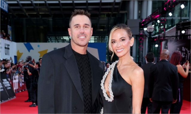 Manželka Brooksa Koepku Jena Sims pózuje na víkendovom výlete v celobielych svetríkových šatách za 219 dolárov /@jenamsims