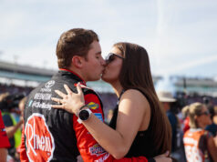 Manželka Christophera Bella, Morgan, napísala úprimnú poznámku, keď hviezda JGR dovŕšila 31 rokov Christopher Bell (20) oslavuje na EchoPark Automotive Grand Prix v COTA. Zdroj: Imagn