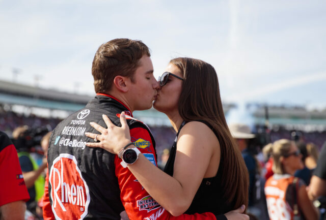 Manželka Christophera Bella, Morgan, napísala úprimnú poznámku, keď hviezda JGR Christopher Bell (20) oslavuje na EchoPark Automotive Grand Prix v COTA. Zdroj: Imagn