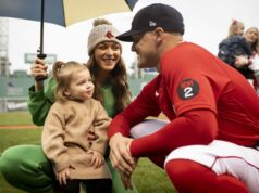 Manželka Kike Hernandez Mariana vyžaruje v elegantnom strihu bez námahy, keď sa pár delí o nahliadnutie do detských chvíľ logo pochodového šialenstva