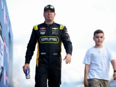 Manželka Kylea Buscha Samantha zdieľa video, na ktorom hviezda NASCAR preteká „bok po boku“ so synom Brextonom Kyle Busch a Brexton Busch počas Du Quoin Micro Sprint. Zdroj: @samanthabusch cez Instagram