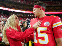 Manželka Patricka Mahomesa sa rozžiarila v novom účese, aby usporiadala vianočný obed náčelníkov (PICS) Kredit: IG/Brittanylynne