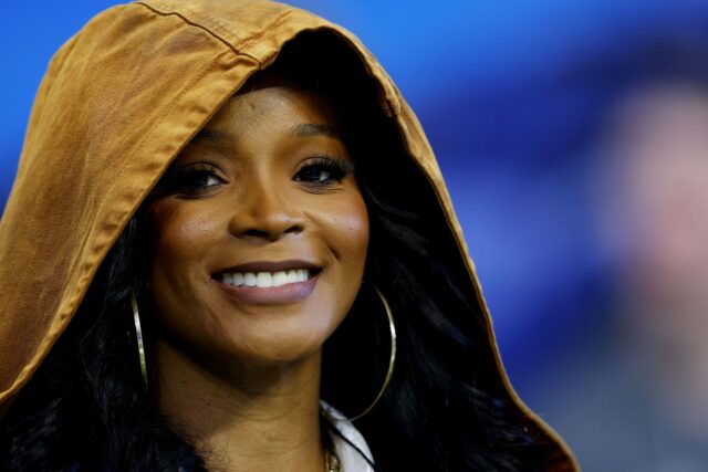 Manželka Steva Sarkisiana Loreal Sarkisian obliekla dieťa Amays do značkového džínsového obleku, keď bývalá pretekárska hviezda oslavuje významný míľnik