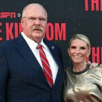 Manželka hlavného trénera Andyho Reida Tammy (vpravo) otvorila ich vianočné plány