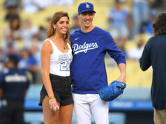 Manželky Alexa Bregmana Will Smith reagujú, keď manželka Walkera Buehlera McKenzie oslavuje výročie romantickým kývnutím na džbán logo pochodového šialenstva