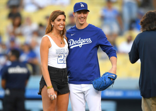 Manželky Alexa Bregmana Will Smith reagujú, keď manželka Walkera Buehlera logo pochodového šialenstva