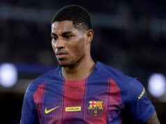Marcus Rashford sa posunul o krok bližšie k vysnívanému prestupu, keďže Barcelona robí veľké rozhodnutie Hlavný tréner Barcelony Hansi Flick dáva pokyny ľavému krídelníkovi Barcelony a Anglicka Marcusovi Rashfordovi počas zápasu La Liga EA Sports medzi Realom Oviedo a FC Barcelona v Carlos Tartiere 25. septembra 2025 v španielskom Oviede. (Foto: Jose Breton/Pics Action/NurPhoto cez Getty Images)