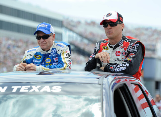Mark Martin a Denny Hamlin počas 2013 STP Gas Booster 500 v Martinsville. Zdroj: Imagn