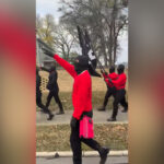 Maskovaní neonacisti pochodujú komunitou Arkansasu | občianske práva