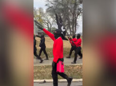 Maskovaní neonacisti pochodujú komunitou Arkansasu | občianske práva Maskovaní neonacisti pochodujú komunitou Arkansasu | občianske práva