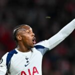 Mathys Tel v akcii počas zápasu Ligy majstrov medzi Tottenhamom Hotspur a Slaviou Praha