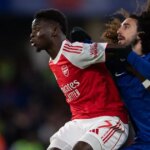 Marc Cucurella z Chelsea (vpravo) a Bukayo Saka z Arsenalu počas ich prvoligového zápasu