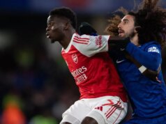 Mega dohoda Arsenalu nebola „unesená“ Chelsea po obrovskom rozhodnutí vo výške 80 miliónov libier Marc Cucurella z Chelsea (vpravo) a Bukayo Saka z Arsenalu počas ich prvoligového zápasu