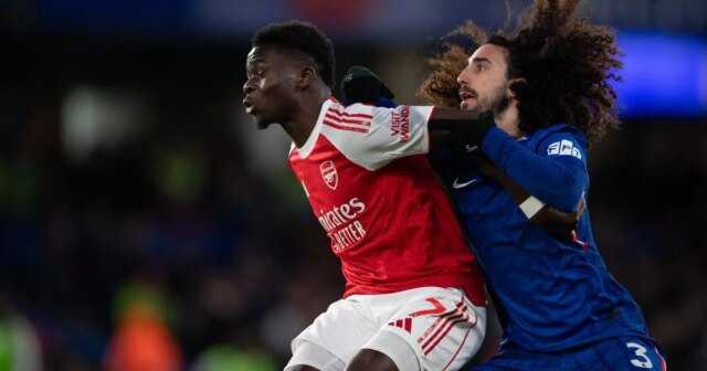 Marc Cucurella z Chelsea (vpravo) a Bukayo Saka z Arsenalu počas ich prvoligového zápasu