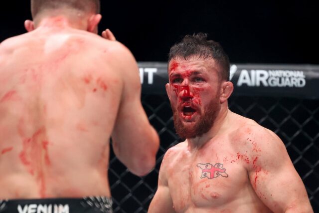 Merab Dvalishvili poskytuje hlavné aktualizácie o titulnom obrázku bantamovej váhy Merab Dvalishvili (vľavo) počas straty titulu s Petrom Yanom na UFC 323 (Getty Images)
