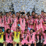 Lionel Messi drží pohár MLS, keď spoluhráči z Interu Miami oslavujú