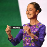 Mexická prezidentka Claudia Sheinbaumová drží Mexiko po tom, čo žreboval z hrnca žreb Majstrovstiev sveta vo futbale 2026 v Kennedy Center vo Washingtone, piatok 5. decembra 2025. (Mandel Ngan/Pool Photo via AP)