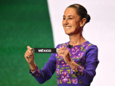 Mexické žrebovanie majstrovstiev sveta vo futbale prináša nostalgiu, spomienky… a ťažkú cestu k vychvaľovanej quinto partido Mexická prezidentka Claudia Sheinbaumová drží Mexiko po tom, čo žreboval z hrnca žreb Majstrovstiev sveta vo futbale 2026 v Kennedy Center vo Washingtone, piatok 5. decembra 2025. (Mandel Ngan/Pool Photo via AP)