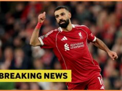 Micah Richards posiela správu Mohamedovi Salahovi Arnemu Slotovi Mohamed Salah v akcii za Liverpool