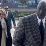 Michael Jordan svedčí v obleku svojho pretekárskeho tímu proti NASCAR