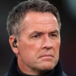 Bruno Fernandes hovorí s rozhodcom Simonom Hooperom