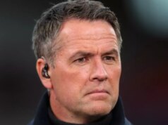 Michael Owen zaútočil na kapitána Man Utd Bruna Fernandesa po tom, čo si vynútil „zlé rozhodnutie“ Bruno Fernandes hovorí s rozhodcom Simonom Hooperom