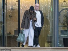 Michael van Gerwen opúšťa svoj hotel Ally Pally s novou tajomnou brunetkou – po tom, čo bývalá manželka šípkovej hviezdy prehovorila o „chybe“ otehotnenia s novým milencom, keď boli ešte manželia Michaela van Gerwena videli v utorok opúšťať svoj hotel Ally Pally