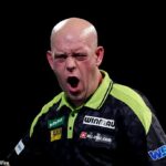 Michael van Gerwen (na snímke) prežil strach proti svetu číslo 143 Mitsuhiko Tatsunami v prvom kole majstrovstiev sveta v šípkach