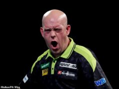 Michael van Gerwen prežil VEĽKÉ strašenie proti svetu číslo 143 na Majstrovstvách sveta v šípkach, keďže boje trojnásobného šampióna pokračujú Michael van Gerwen (na snímke) prežil strach proti svetu číslo 143 Mitsuhiko Tatsunami v prvom kole majstrovstiev sveta v šípkach