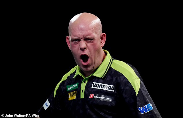Michael van Gerwen prežil VEĽKÉ strašenie proti svetu číslo 143 Michael van Gerwen (na snímke) prežil strach proti svetu číslo 143 Mitsuhiko Tatsunami v prvom kole majstrovstiev sveta v šípkach